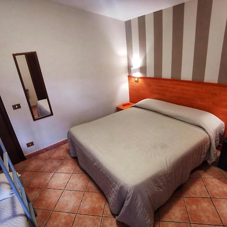 Hotel Piscina La Suite Prossedi Eksteriør billede