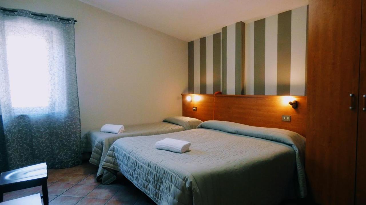 Hotel Piscina La Suite Prossedi Eksteriør billede