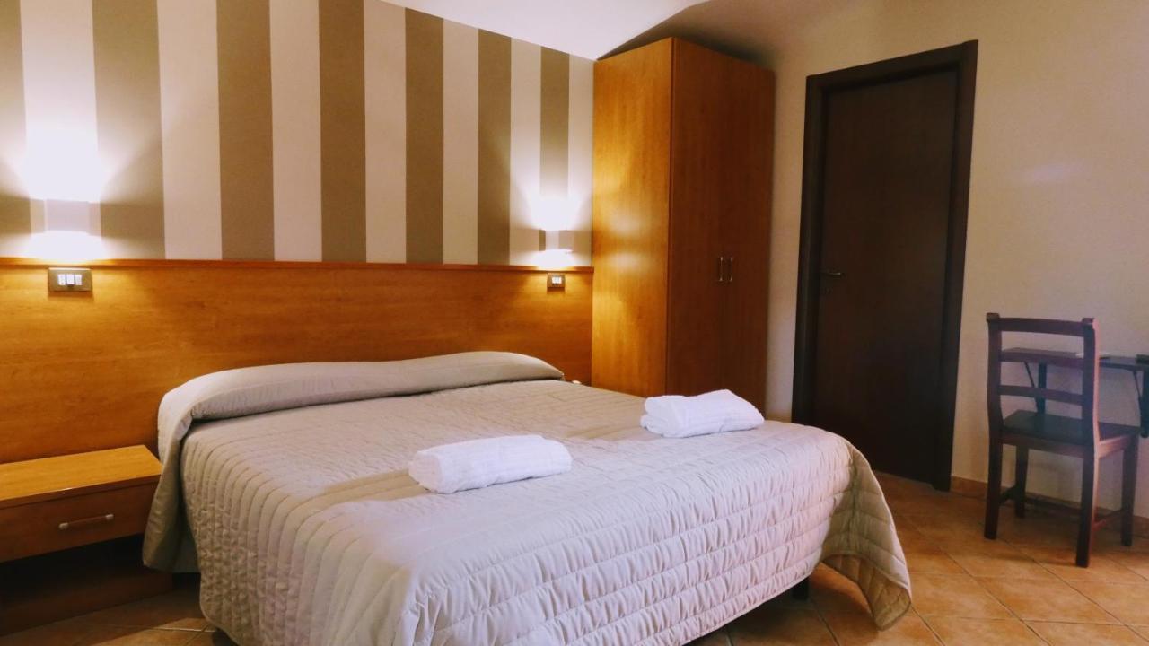 Hotel Piscina La Suite Prossedi Eksteriør billede