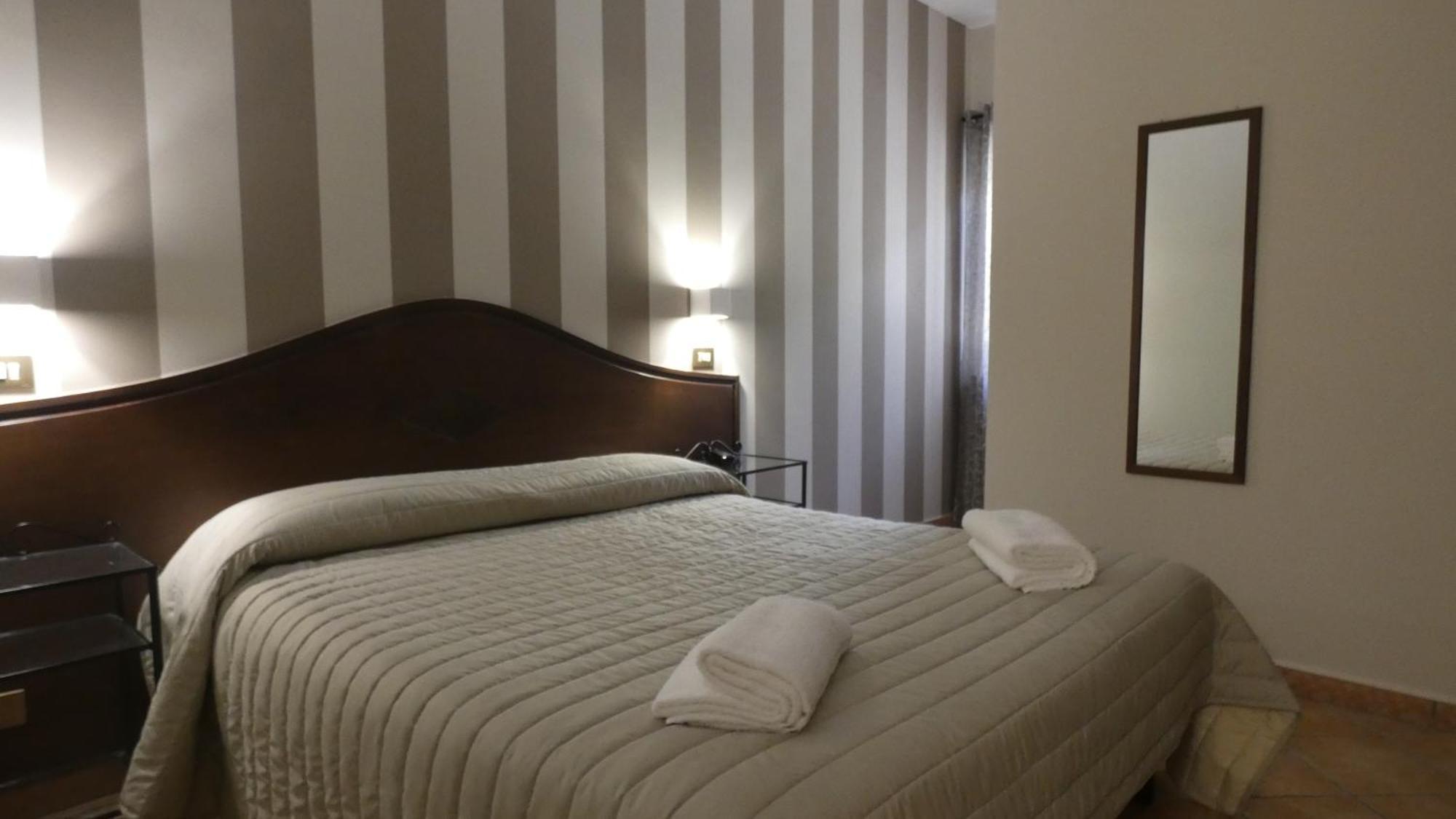 Hotel Piscina La Suite Prossedi Eksteriør billede