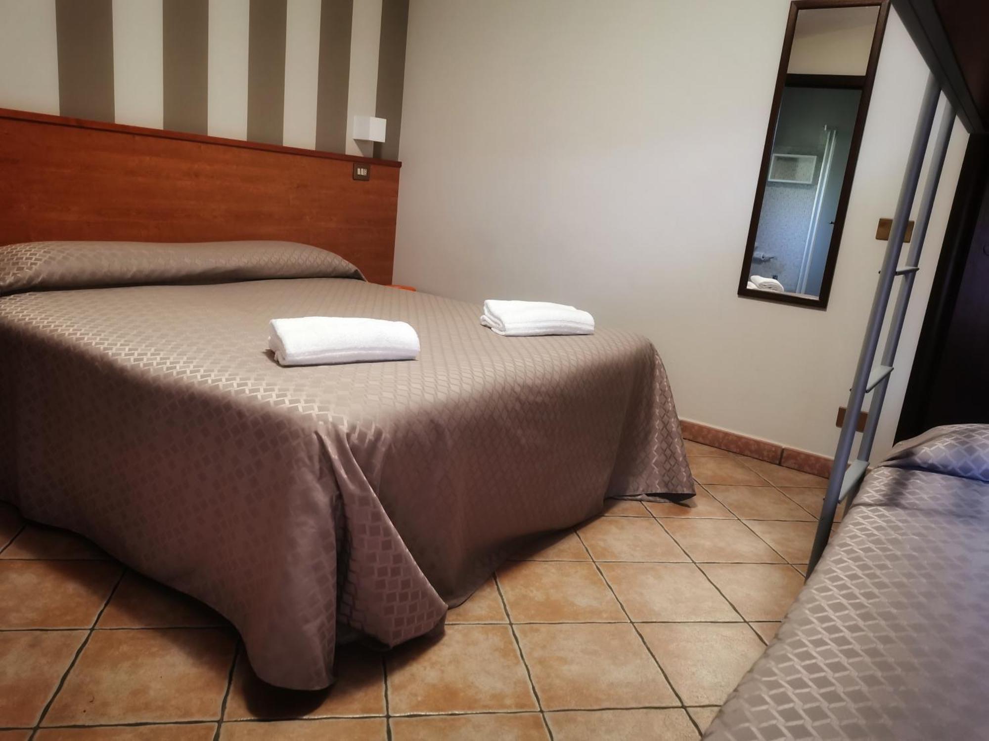 Hotel Piscina La Suite Prossedi Eksteriør billede