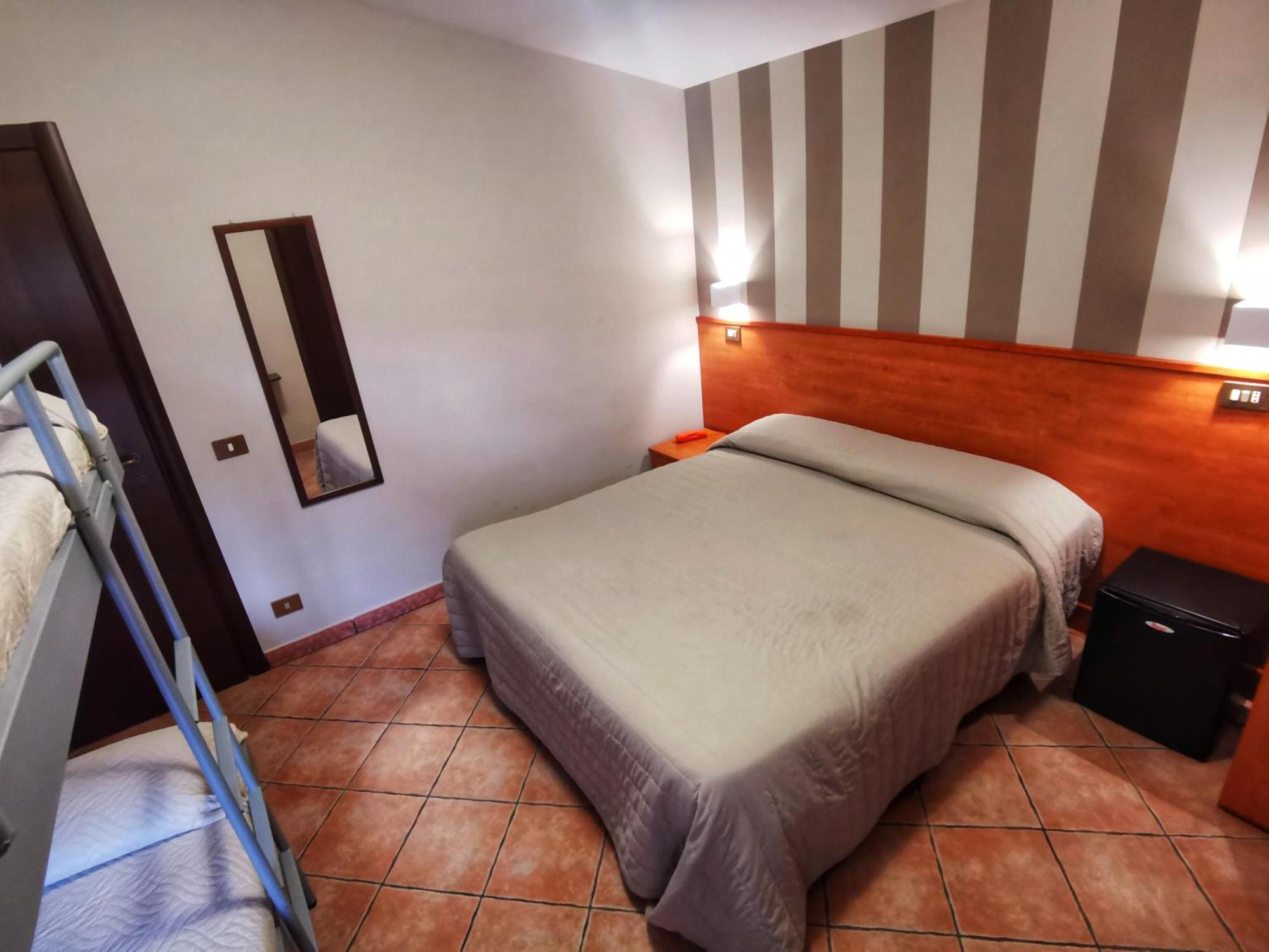 Hotel Piscina La Suite Prossedi Eksteriør billede